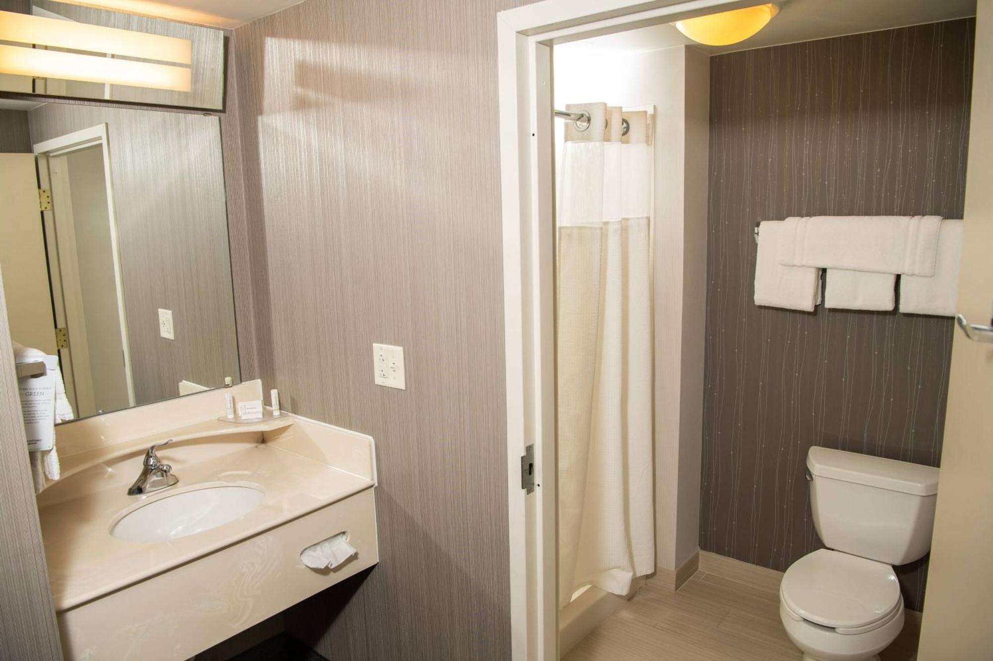 Courtyard By Marriott Erie Ambassador Conference Center Hotel Kearsarge