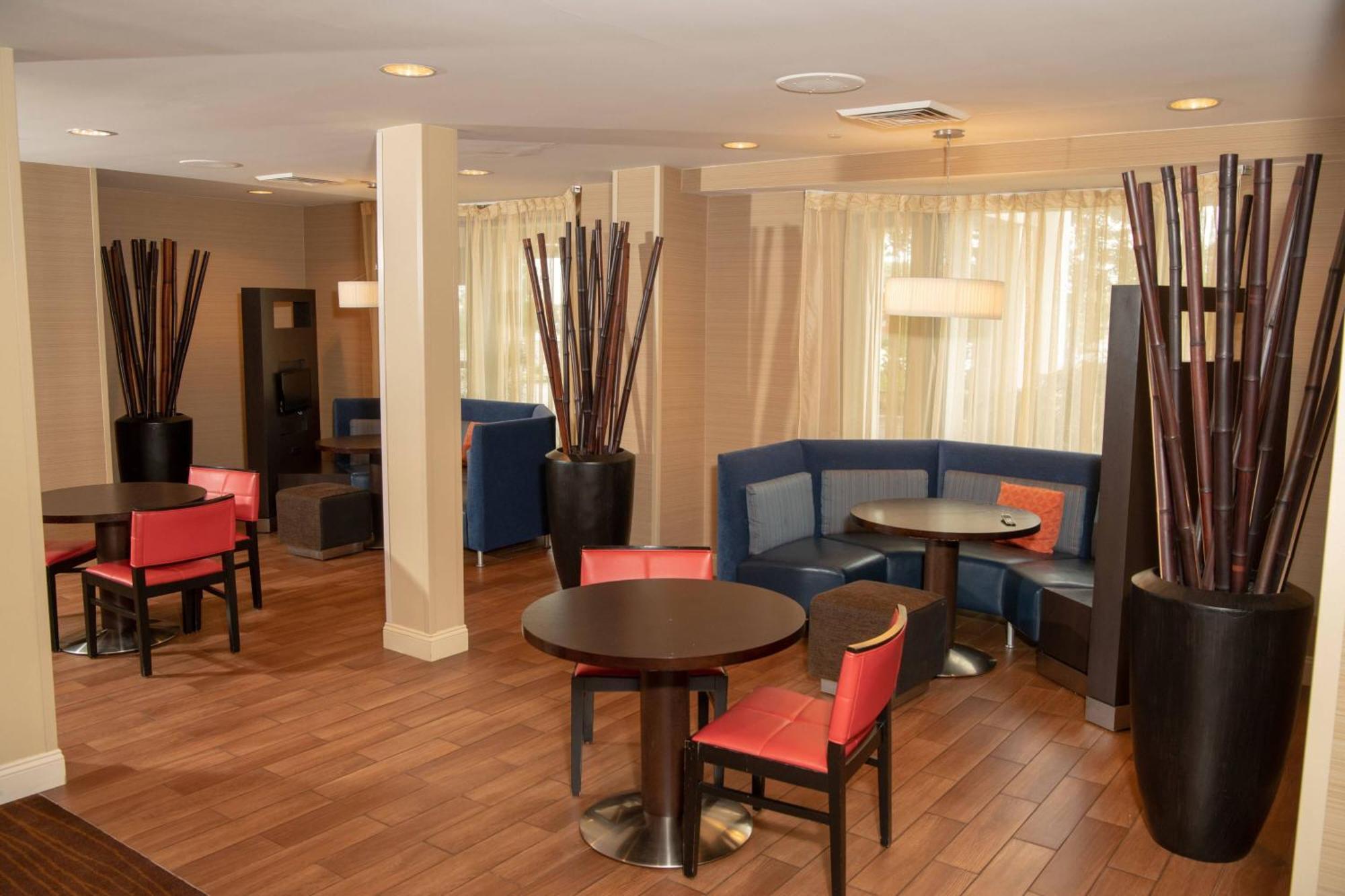 Hotel Courtyard By Marriott Erie Ambassador Conference Center 3*