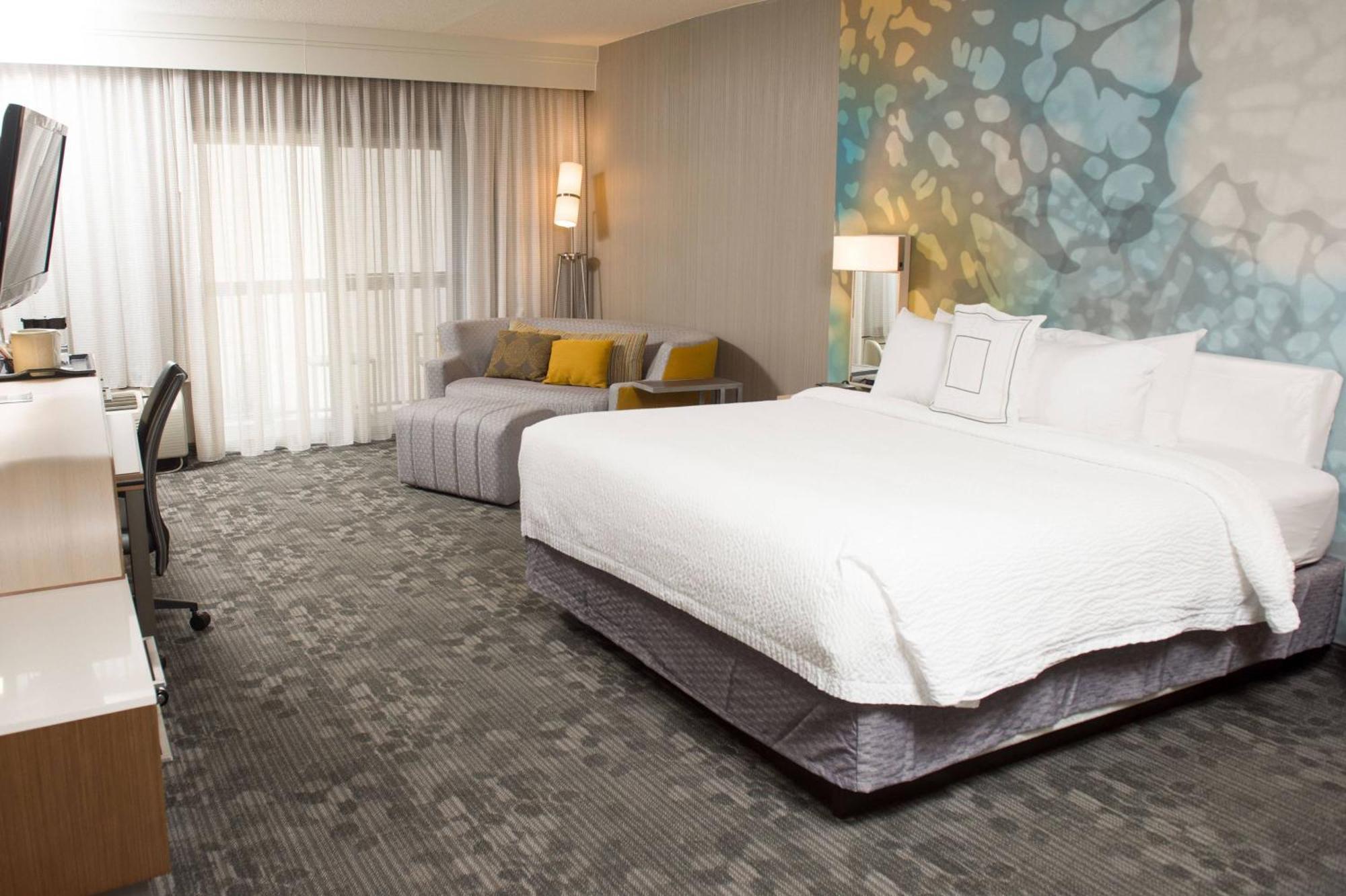 Courtyard By Marriott Erie Ambassador Conference Center 3*